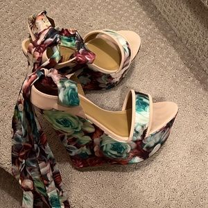 FLORAL WEDGE WRAP SANDALS, SIZE 9!!